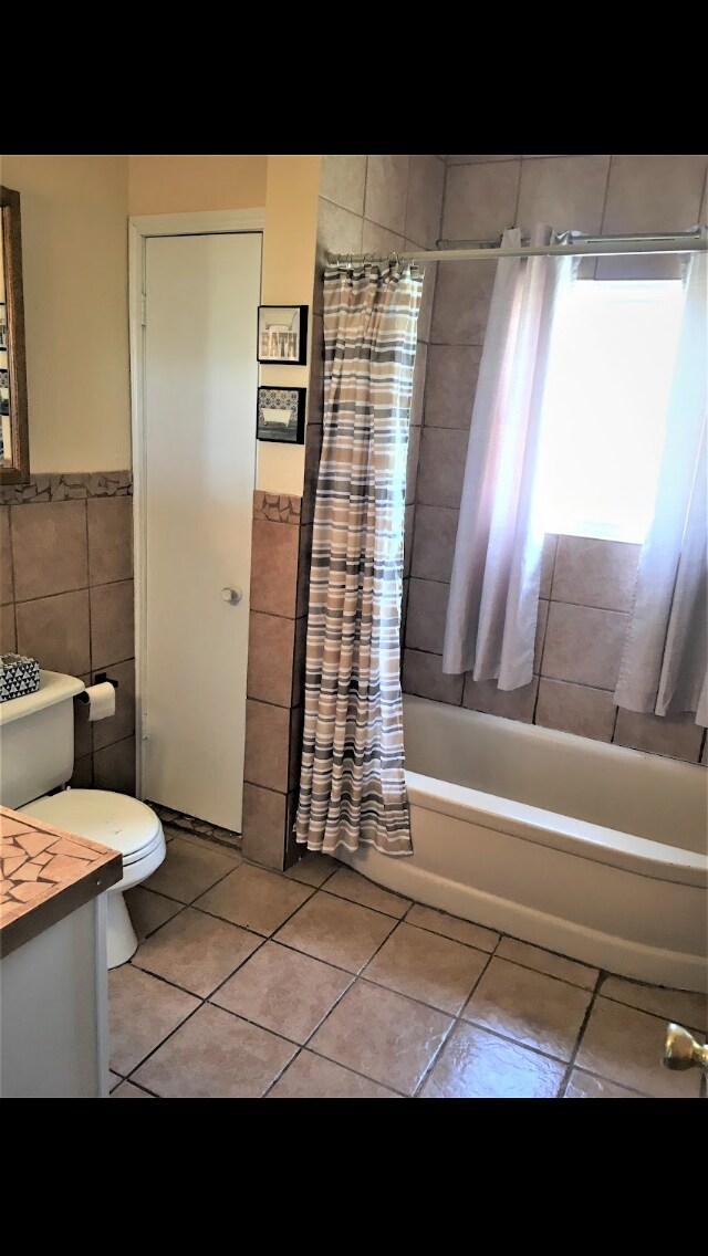 Full bath - 304 SE 2nd St