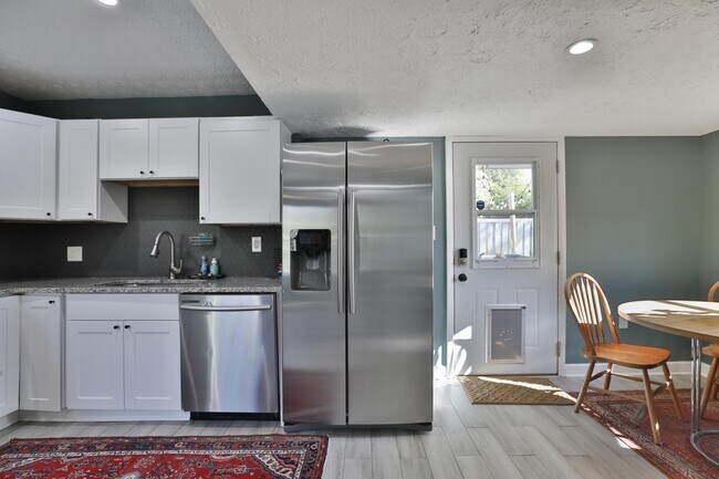 Building Photo - 925 Blenheim Rd