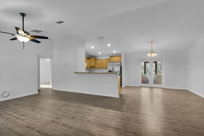 Building Photo - 3/2 Home In Silver Springs Shores