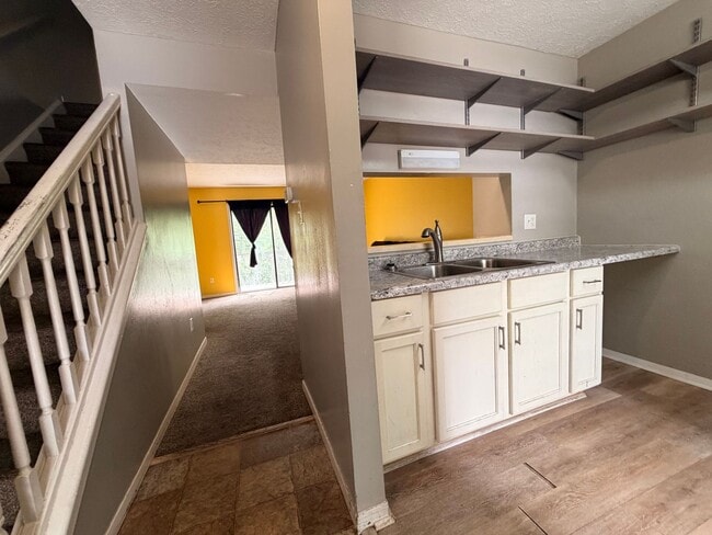 Building Photo - Great 3 bed 2.5 Bath on South Side of Bloomington!