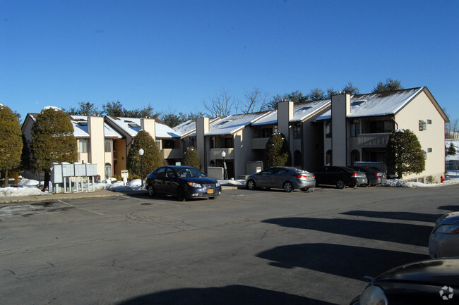 Primary Photo - Pine Hollow Commons