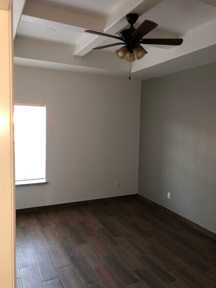 Building Photo - 1027 Fairway Dr