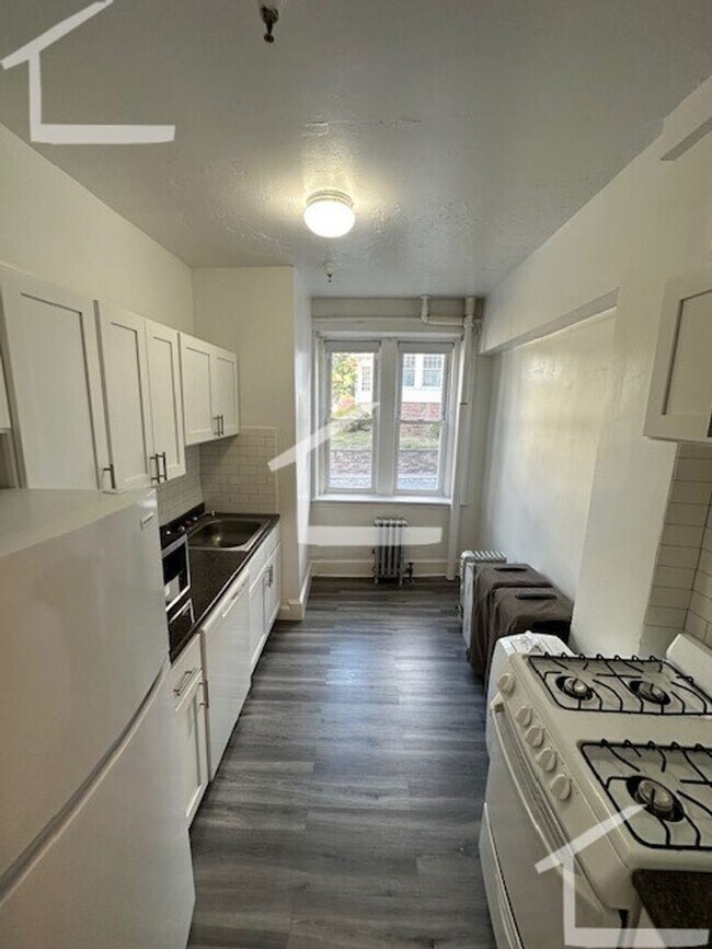 Building Photo - Gorgeous renovated studio with great location in Brighton available NOW!!
