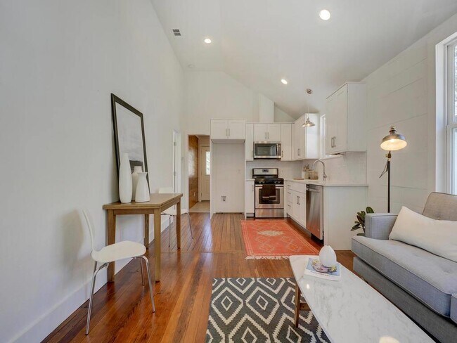 Building Photo - 66 1/2 Navasota St