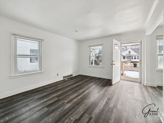 Building Photo - $1250 3 bedroom bungalow