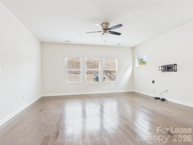 Building Photo - 3941 Woodland View Dr