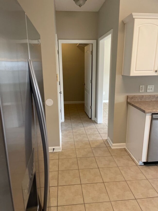 Building Photo - 4BR w/ Fenced Backyard + Garage in Lakeland