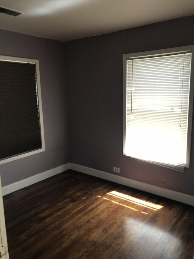 Building Photo - ALL UTILITIES INCLUDED - ONE BLOCK FROM UN...