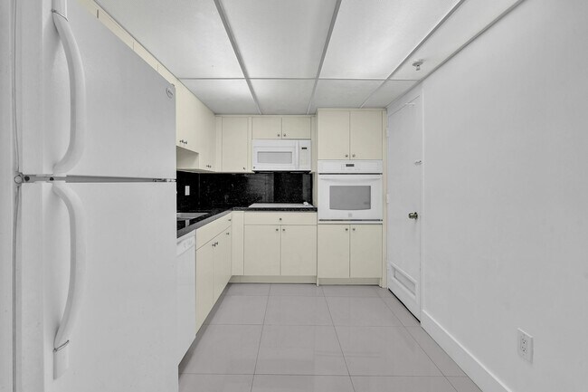 Building Photo - 400 Kings Point Dr