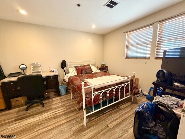 Building Photo - 336 Bloomfield Ave