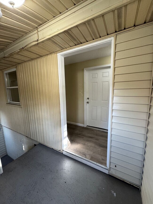 Building Photo - 1036 Chicopee St