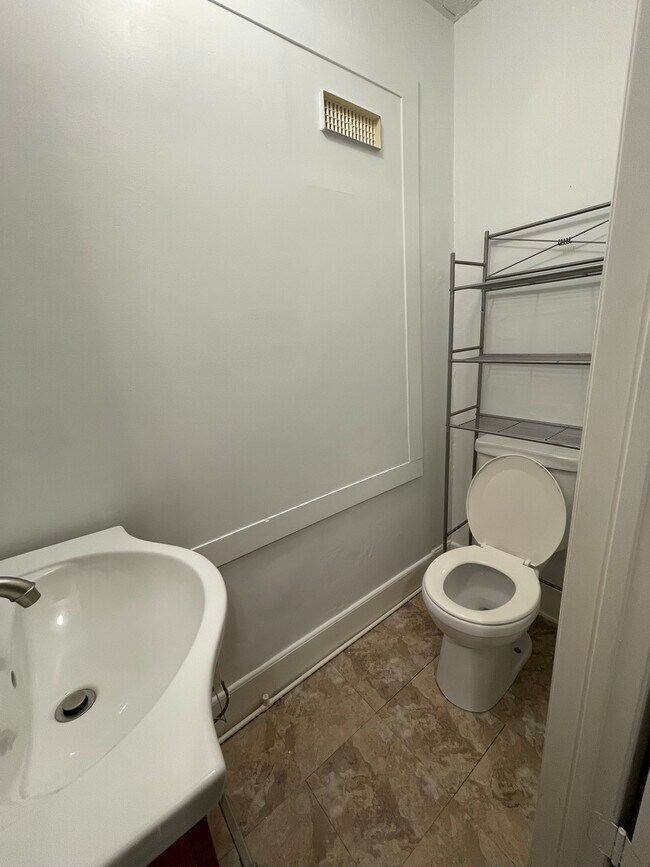 half bath in master suite - 2310 Old Berwick Rd