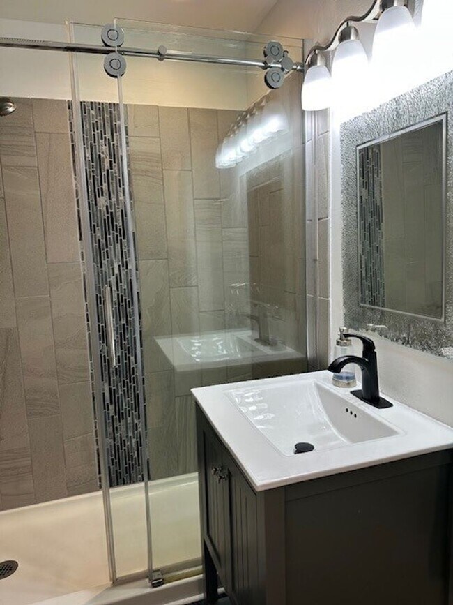 Building Photo - MOVE IN SPECIAL! | PAY HALF MONTHS RENT FOR THE HOLIDAYS! |LAUNDRY IN UNIT!!!NEWLY REMODELED | Si...