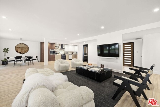 Building Photo - 9289 Swallow Dr