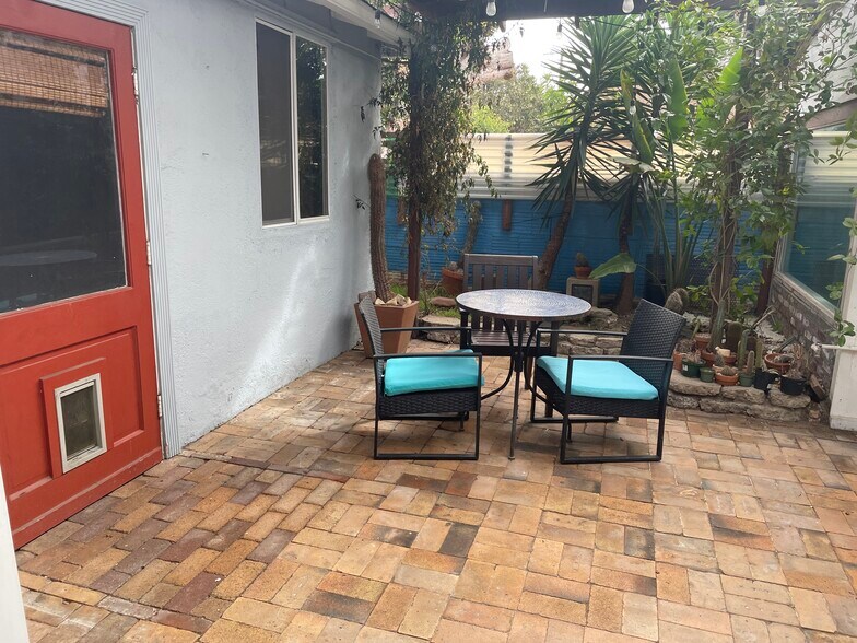 Private covered patio - 3554 Colonial Ave