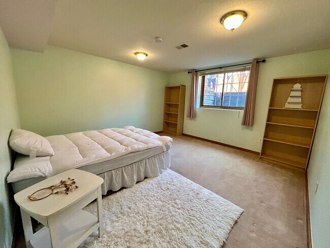 Building Photo - Spacious Garden-level Condo with Kitchenet...