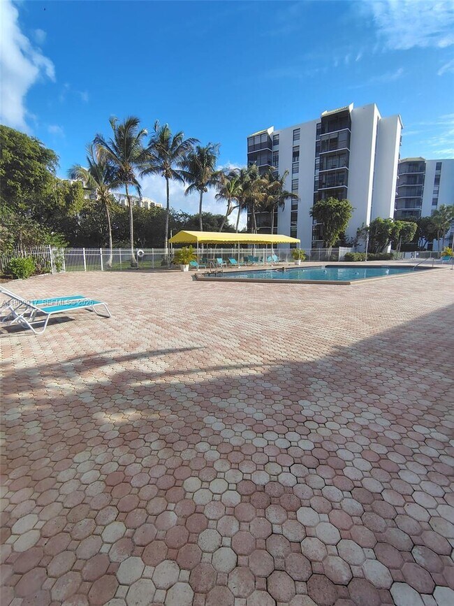 Building Photo - 20400 W Country Club Dr