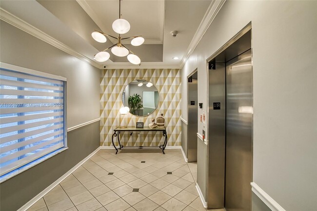 Building Photo - 2642 Collins Ave