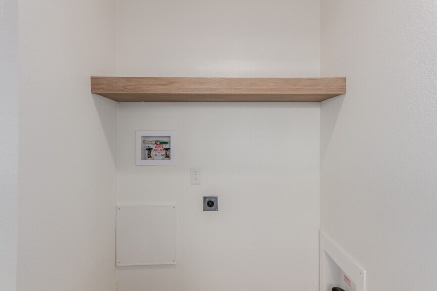 Building Photo - 5201 W Camelback Rd