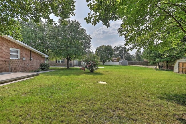 Building Photo - 1808 Sherwood Pl