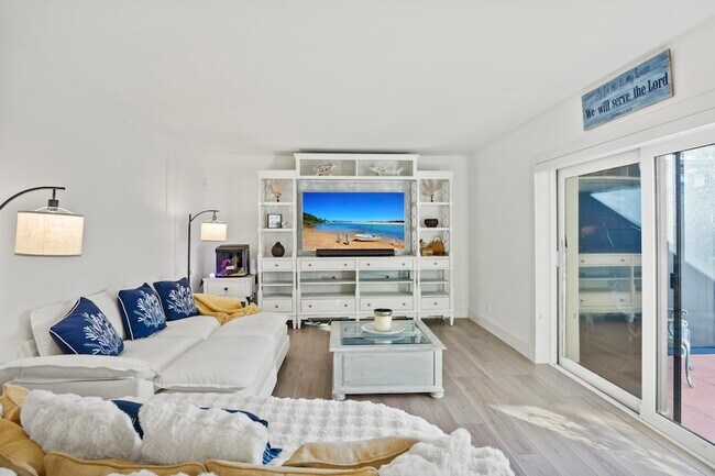 Building Photo - 5888 SE Riverboat Dr