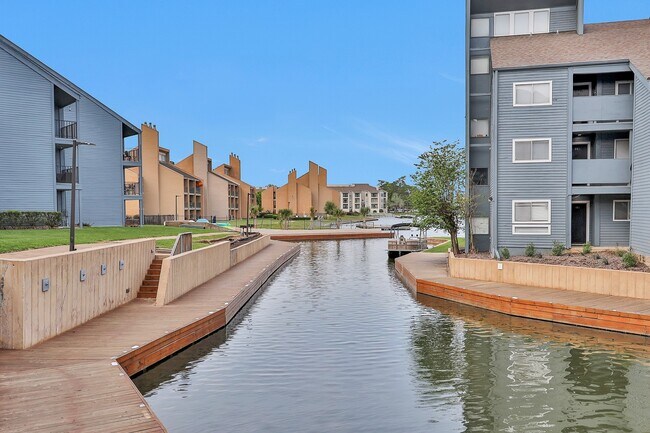 Building Photo - 12500 Melville Dr