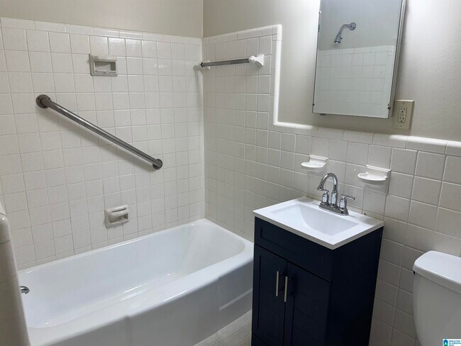 Building Photo - 3712 Country Club Dr S