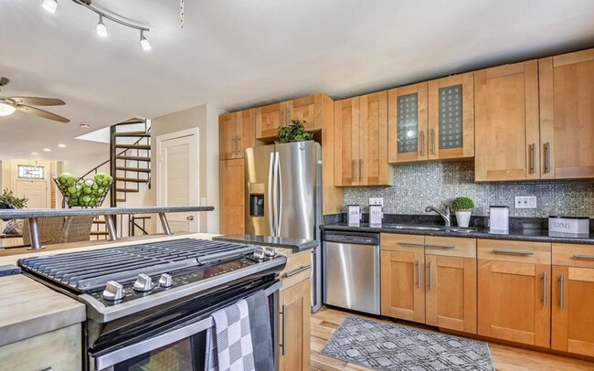 Kitchen - 504 S Kenwood Ave