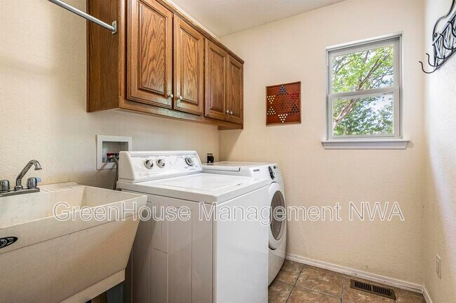 Building Photo - 28 Latshaw Dr