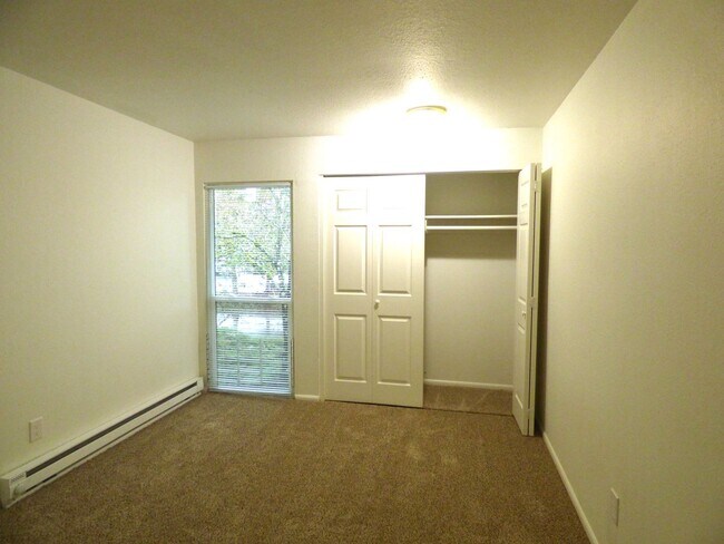 Building Photo - Rent Special: 1/2 Off May's Rent!! - Upstairs 2 Bedroom Unit