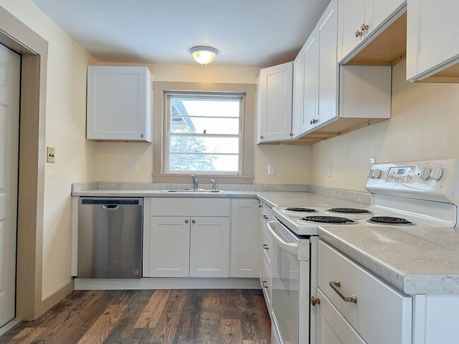 Building Photo - 3 bed/ 1 bath Single Family Home on Coffeen!