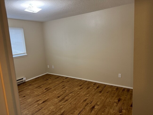 Building Photo - Spacious 2br/1.5ba 2-level Apt with washer/dryer included