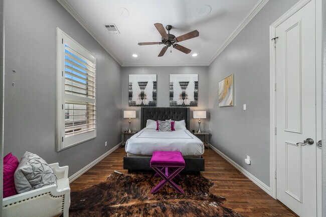 3rd floor guest room - 4003 Wycliff Ave