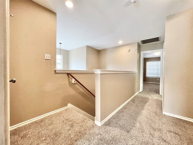 Building Photo - 19 Blue Creek Pl