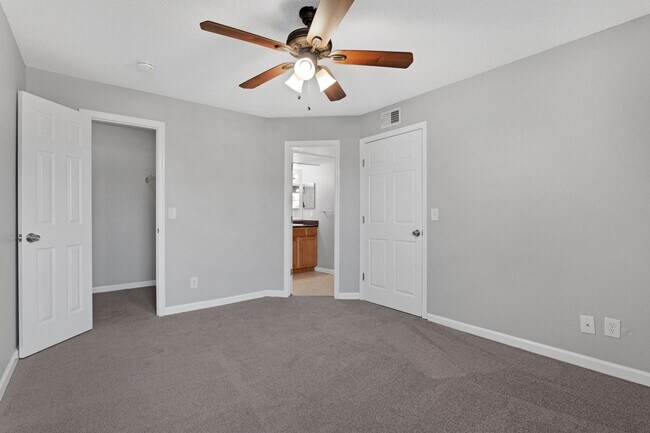 Building Photo - 1/1 Condo in Gated Lakefront Community ~ Laminate Flooring and Brand-New SS Appliances!!