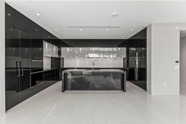 Building Photo - 6587 N Palmeraie Blvd