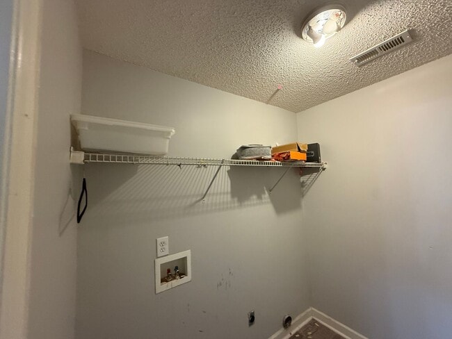 Building Photo - 4/2 Home Available Now!