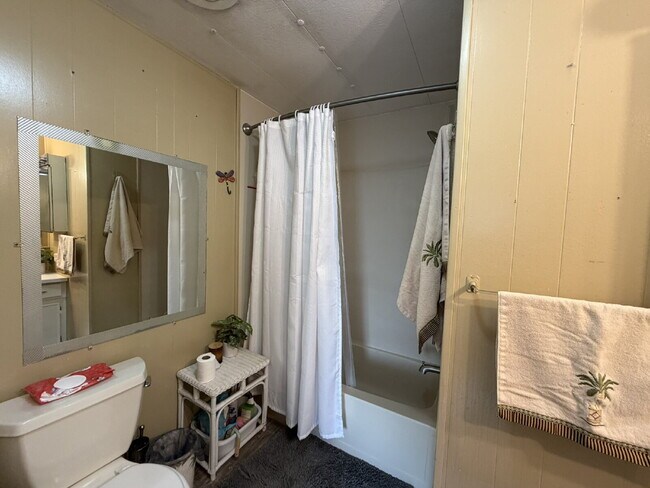 Building Photo - "Cozy 2-Bed Oasis in Nokomis, FL – Nokomis Lake Village Retreat!"