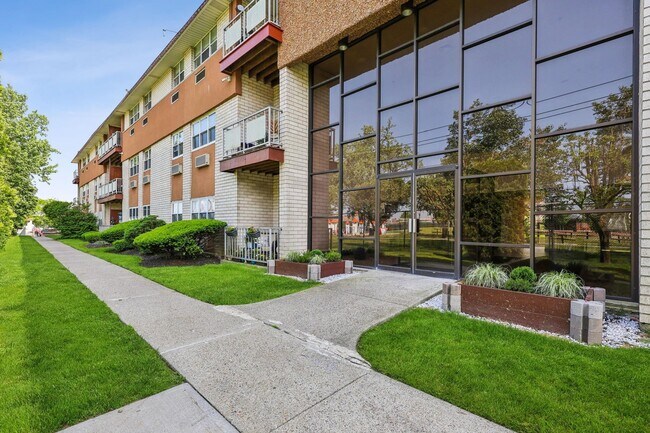 Building Photo - 1111 River Rd
