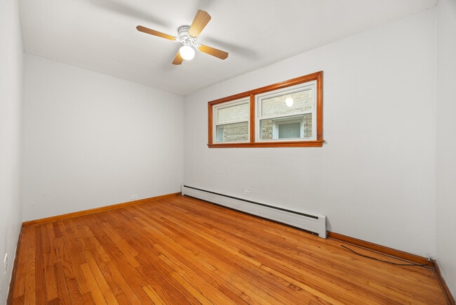 Building Photo - 5748 W Montrose Ave