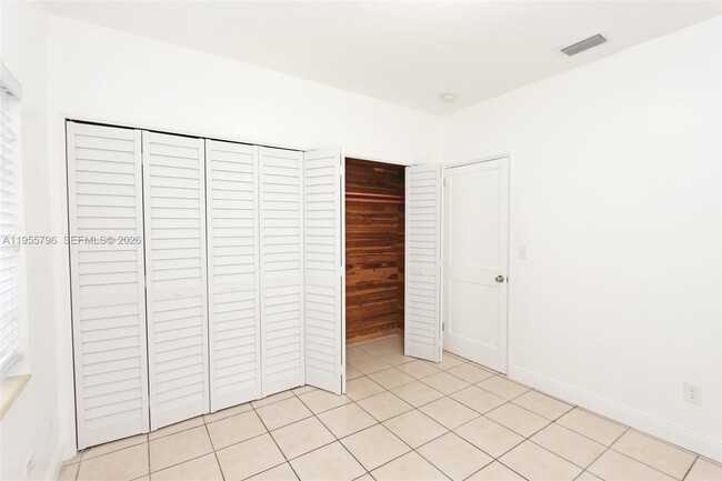 Building Photo - 2746 SW 32nd Ct