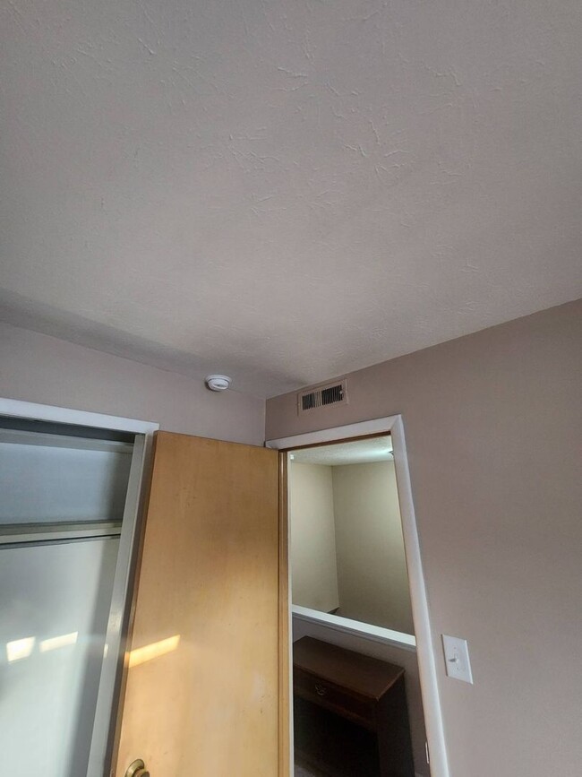 Building Photo - Charming 2-Bedroom Property in Prime Location