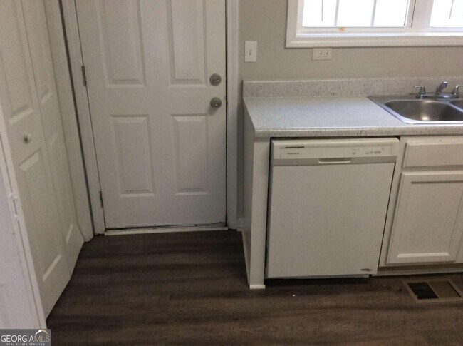 Building Photo - 130 Meadowbrook Ct