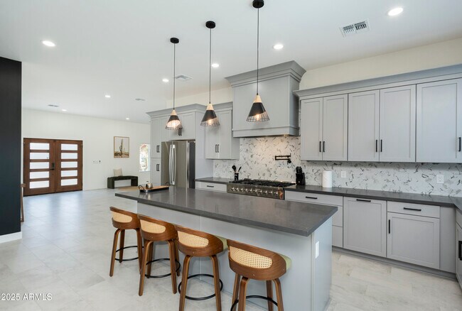 Building Photo - 5049 E Shaw Butte Dr