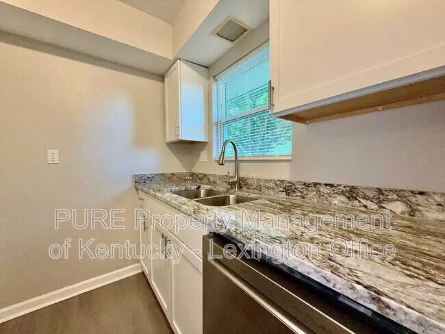 Building Photo - 2408 Shandon Dr