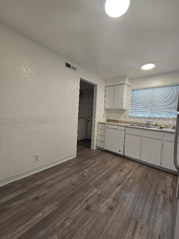 Building Photo - 1412 E 9th St