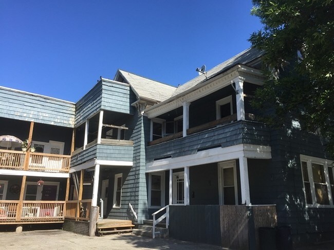 Building Photo - 40+42 College St-14 Units