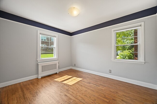 Building Photo - 246 Glenbrook Rd