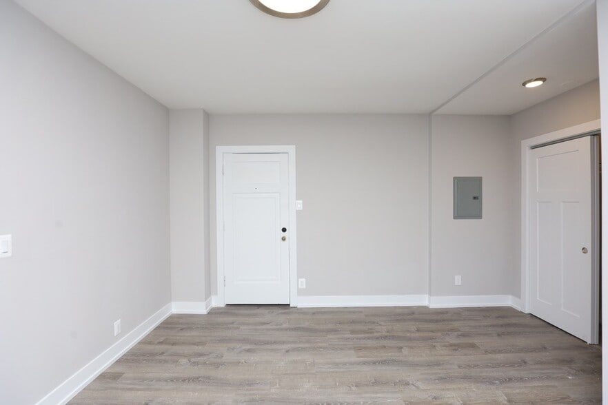 Building Photo - 4551 N Damen Ave