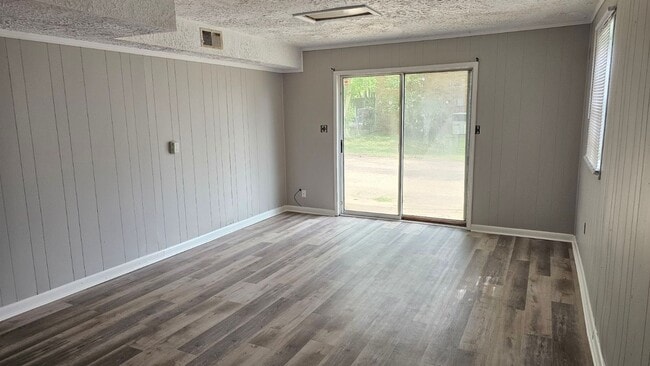 Building Photo - 4 Bedroom 1.5 Bath near Dover Rd!